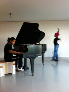 Caitlin, Charlene + svart flygel